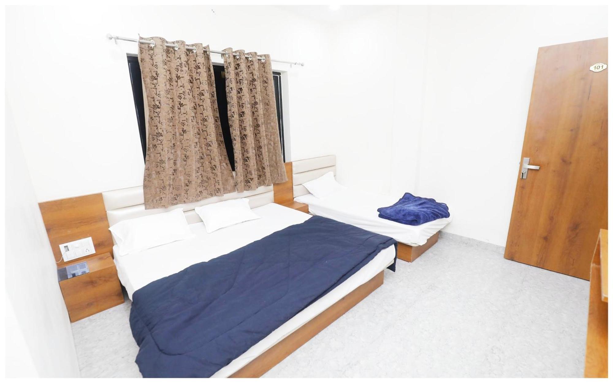Premium Hotel Ujjain - G A R I M A - Near Mahakal Temple And Rivar - Railway Station - Hygiene & Spacious Room - With Wifi- And Parking Facilities - Best Hotel In Ujjain Bagian luar foto