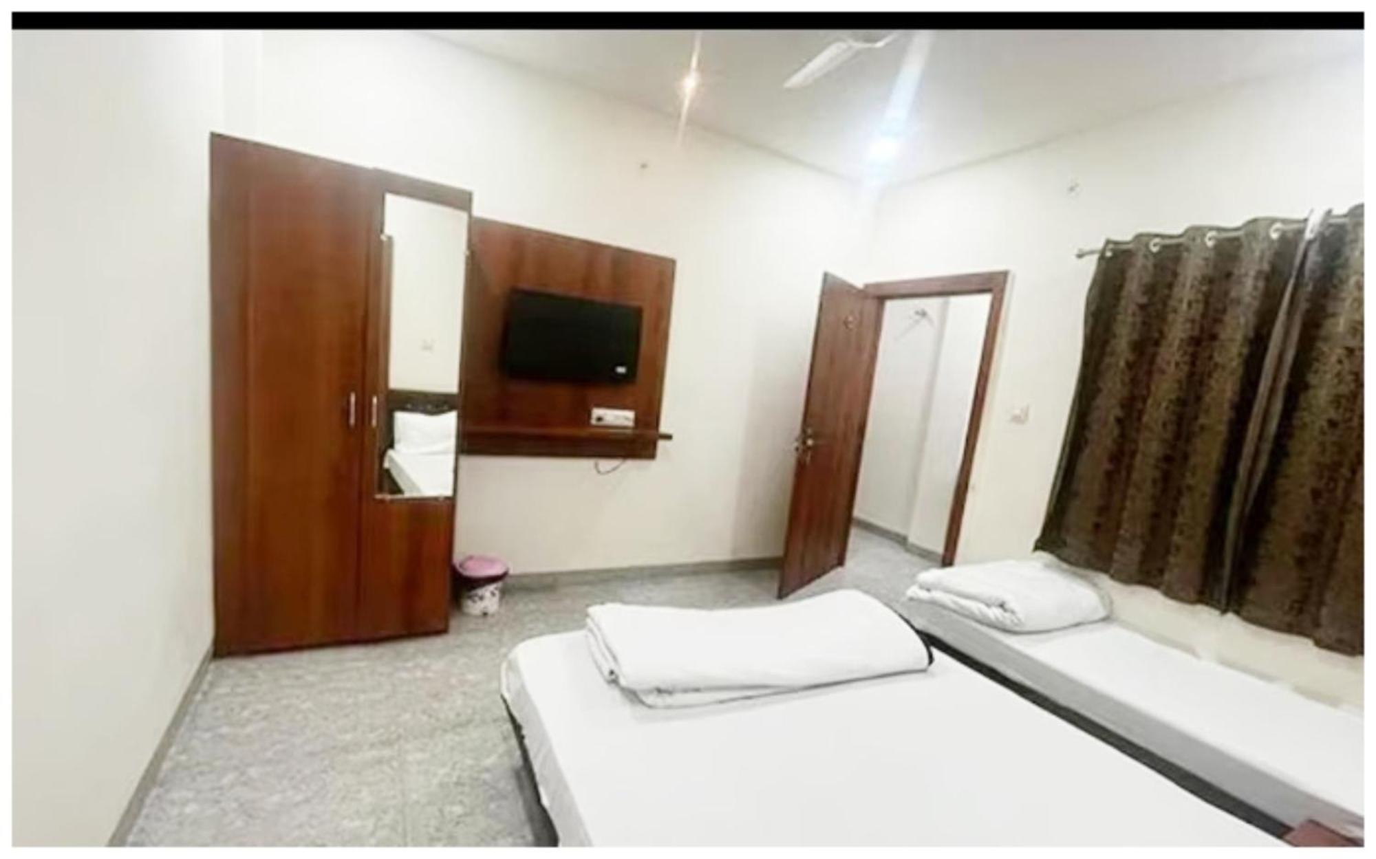 Premium Hotel Ujjain - G A R I M A - Near Mahakal Temple And Rivar - Railway Station - Hygiene & Spacious Room - With Wifi- And Parking Facilities - Best Hotel In Ujjain Bagian luar foto